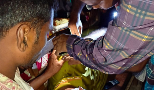 সাপাহারে দুর্ধর্ষ সড়ক ডাকাতি, ১০ লাখ টাকা লুট