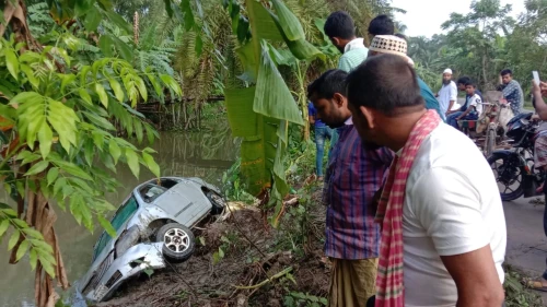 প্রাইভেটকার খালে পড়ে শিশুসহ ৮ জনের মৃত্যু