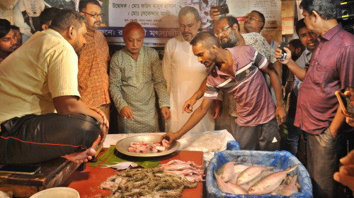 রাজশাহীর বাজারে ইলিশ কেটে বিক্রিতেও কারসাজি