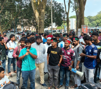 রাবিতে রাষ্ট্রপতির পদত্যাগ ও ছাত্রলীগ নিষিদ্ধের দাবিতে বিক্ষোভ