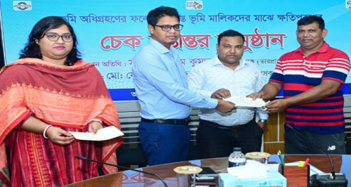 রাজশাহীতে ৩৪ ভূমি মালিক পেলেন ১২ কোটি ২২ লাখ টাকা ক্ষতিপূরণের চেক