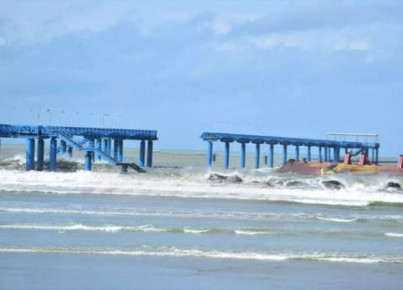 ‘দানা’র ঢেউয়ে দুই খণ্ড হলো ইনানী জেটি