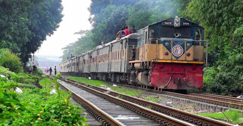 রাজশাহীতে অটোরিকশার সঙ্গে  ধাক্কায় ট্রেনের ইঞ্জিন বিকল!