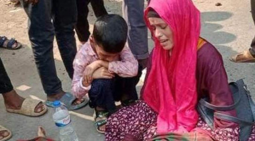 ভ্যান থেকে ছিটকে বাসচাপায়  মায়ের সামনে শিশুর মৃত্যু