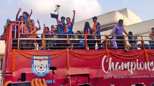 ট্রফি নিয়ে ছাদখোলা বাসে ভালোবাসায় সিক্ত সাফজয়ীরা