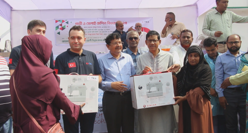 পাবনায় কর্মহীন ও দরিদ্রদের মাঝে অর্ধশত গাভী গরু ও শতাধিক সেলাই মেশিন বিতরণ