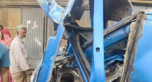 রাজশাহীতে ট্রেনের ধাক্কায় পিকআপ বিচুর্ণ,আহত ৫