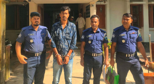 দুর্গাপুরে ছিনতাই ও চাঁদাদাবির অভিযোগে যুবক গ্রেফতার