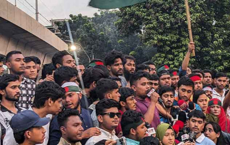 ফ্যাসিবাদের ‘দোসরদের’ অপসারণ দাবিতে মানববন্ধন