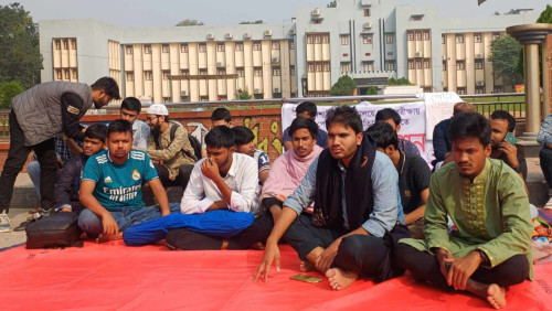 ভিসির আশ্বাসে অনশন স্থগিত করলো  রাবির শিক্ষার্থীরা