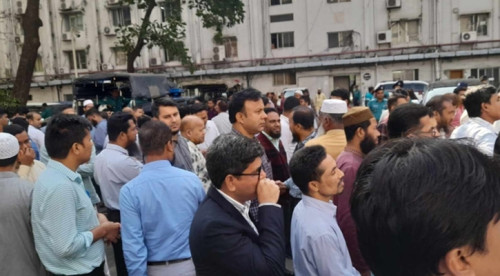 যুগ্ম সচিবের বিরুদ্ধে ব্যবস্থা নিতে সচিবালয়ে কর্মচারীদের বিক্ষোভ