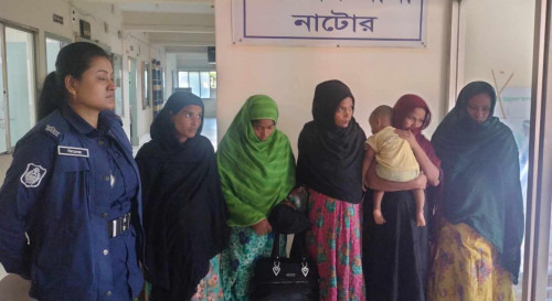 নাটোরে ছিনতাইকালে ৫ নারী আটক