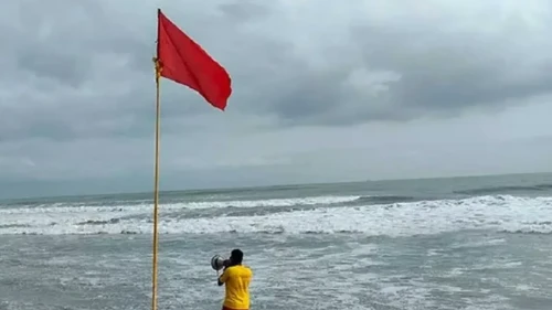 দেশের চার সমুদ্রবন্দরে সতর্কসংকেত