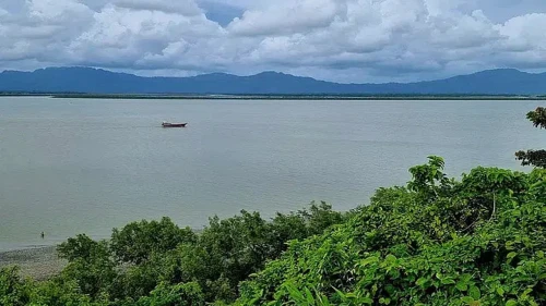 রাখাইনে  মুহুর্মুহু বিস্ফোরণের শব্দে কাঁপছে টেকনাফ