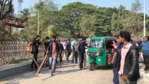 শ্রমিকদের মারধরের জেরে রাজশাহী থেকে বাস বন্ধ