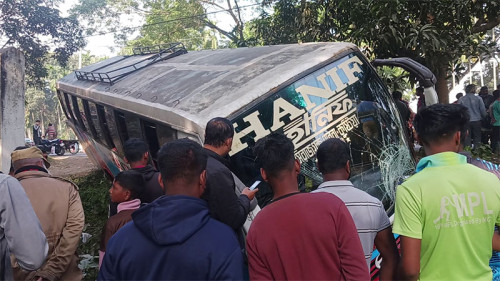বাস-অটোভ্যান সংঘর্ষে প্রাণ গেল ভ্যান চালকের