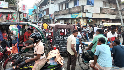 ভবানীগঞ্জ কলেজমোড়ে নিত্য যানজট, অবৈধ স্থাপনা উচ্ছেদের দাবি