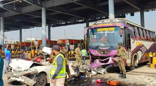 এক্সপ্রেসওয়ের টোল প্লাজায় প্রাইভেটকারে বাসের ধাক্কা, নিহত ৫