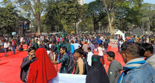 শহীদ মিনারে জড়ো হচ্ছেন শিক্ষার্থীরা