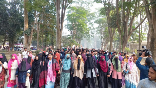 রাবির ইসলামিক স্টাডিজ বিভাগ নিয়ে কটূক্তি, কর্মকর্তার বিরুদ্ধে বিক্ষোভ