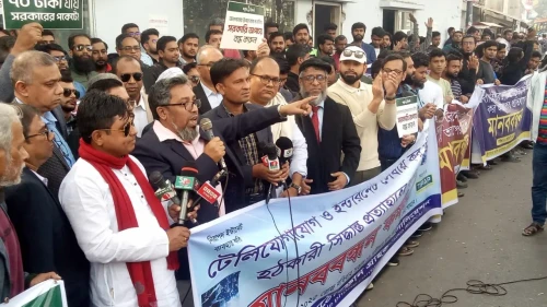 মোবাইল ও ইন্টারনেট সেবায় শুল্ক না কমালে সচিবালয় ঘেরাওয়ের হুমকি