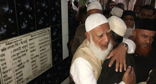 ফেলানীর বাবাকে বুকে জড়িয়ে কাঁদলেন জামায়াতে আমির