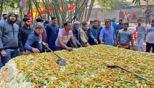 সাড়ে ৬ হাজার মানুষ খেলো ১২৫ মণ খিচুড়ি