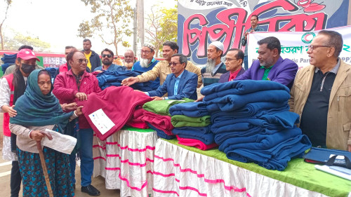 পাবনায় রেড ক্রিসেন্ট সোসাইটির উদ্যোগে ক্ষুদ্র নৃ-গোষ্ঠির মাঝে শীতবস্ত্র বিতরণ