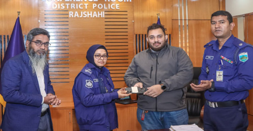 হারিয়ে যাওয়া ৩৬টি মোবাইল ফোন উদ্ধার করে দিলেন এসপি