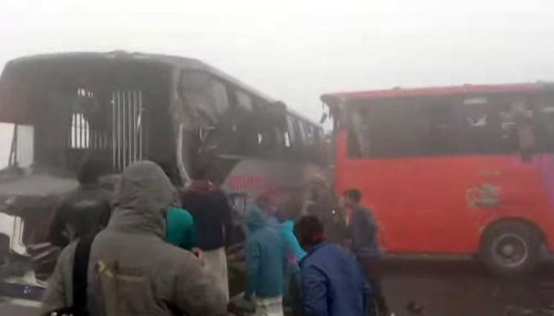 ঘন কুয়াশায় রংপুর-ঢাকা মহাসড়কে ৬ গাড়ির সংঘর্ষ