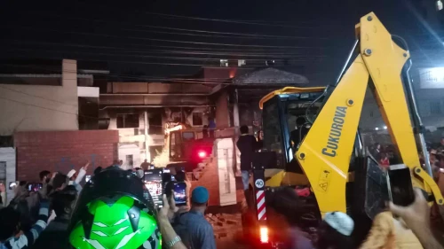 বুলডোজার দিয়ে গুঁড়িয়ে দেওয়া হলো ‘শেখ বাড়ি’