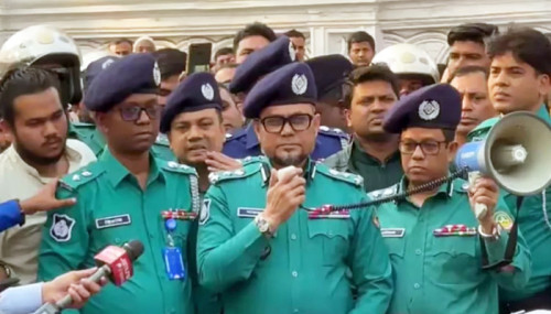 ওসি প্রত্যাহার করে ক্ষমা চাইলেন পুলিশ কমিশনার