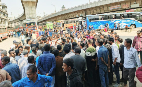 যেখানে-সেখানে যাত্রী তোলার দাবিতে বাসশ্রমিকদের সড়ক অবরোধ