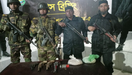 রাজশাহীর চারঘাটে আগ্নেয়াস্ত্র ও বিস্ফোরক উদ্ধার