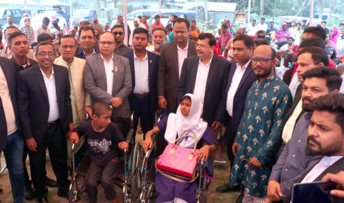 পাবনায় প্রতিবন্ধী ও বিকলাঙ্গ একশ' মানুষ পেলেন হুইল চেয়ার