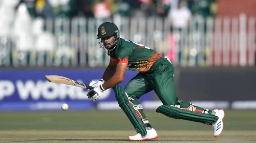 ভালো শুরু করেও ধীর গতিতে বাংলাদেশ, শান্তর কাঁধে দায়িত্ব