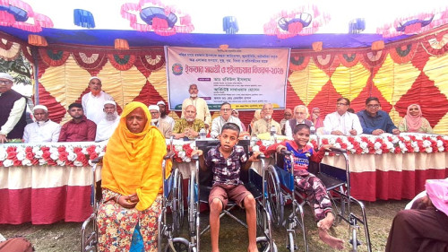 পাবনায় জহুরা ফাউন্ডেশনের ইফতার সামগ্রী ও হুইল চেয়ার বিতরণ