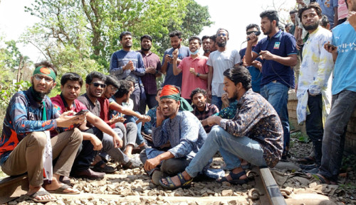 রাবি ছাত্রদের রেলপথ  অবরোধ, বিক্ষোভ