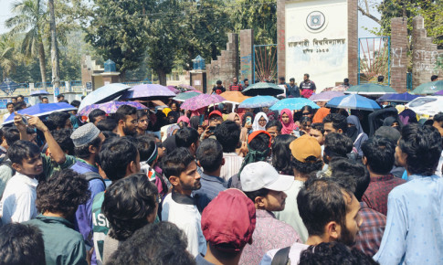 ধর্ষণের প্রতিবাদে রাবি শিক্ষার্থীদের মহাসড়ক অবরোধ