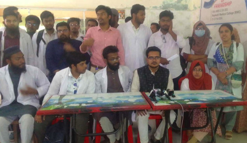 রামেক হাসপাতাল ইন্টার্ণ চিকিৎসকদের বিক্ষোভ, সকল সেবা বন্ধের হুঁশিয়ারি