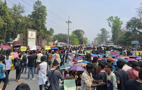 ধর্ষণের বিচার দাবিতে রাবি শিক্ষার্থীদের সড়ক অবরোধ