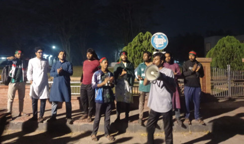 পুলিশের উপর হামলার প্রতিবাদে রাবিতে গভীর রাতে বিক্ষোভ