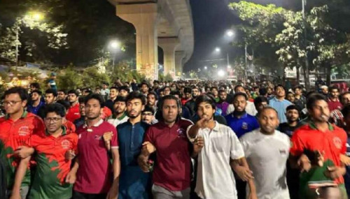 লাকি আক্তারকে গ্রেপ্তারের দাবিতে মধ্যরাতে উত্তাল ঢাবি