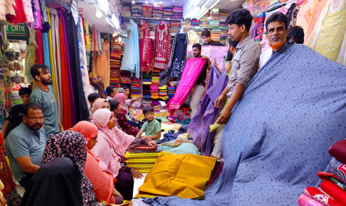 ছুটির দিনে রাজশাহীর মার্কেট-শোরুমে কেনাকাটার ধুম