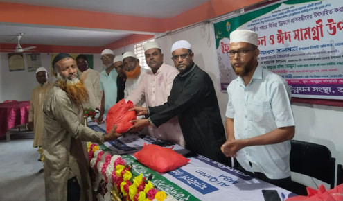 তানোরে প্রতিবন্ধীদের মাঝে ঈদ উপহার প্রদান