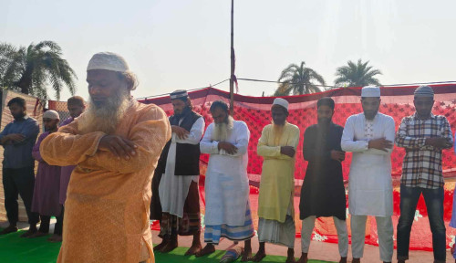 সৌদির সাথে মিল রেখে রাজশাহীর একটি গ্রামে ঈদ উদযাপন