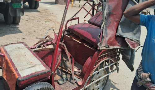 রাজশাহীতে বাসের ধাক্কায় অটোরিকশার নারী যাত্রীর মৃত্যু