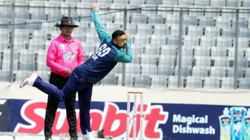 নিষেধাজ্ঞা কাটিয়ে ক্রিকেট মাঠে ফিরলেন নাসির