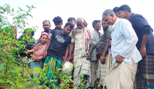 পাবনায় সড়কের পাশে মিলল ব্যবসায়ীর গলাকাটা লাশ