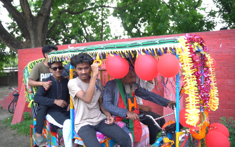 বৈষম্যবিরোধী আন্দোলনে ভূমিকা রাখা দুখু মিয়ার দু:খ ঘুচাবে অটোরিকশা